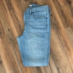 light wash Levi’s jeans